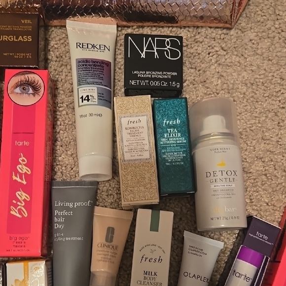 Assorted Skincare and Makeup Collection - Picture 6 of 7